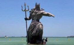 メキシコの海にポセイドンの巨大な像が出現、抗議の声が上がり閉鎖へ