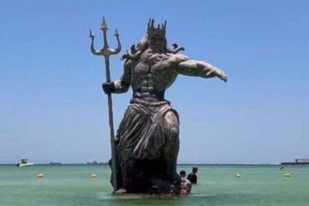 メキシコの海にポセイドンの巨大な像が出現、抗議の声が上がり閉鎖へ