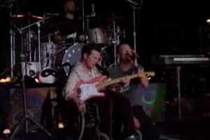 パーキンソン病のマイケル・J・フォックスが、ロックコンサートにサプライズ出演