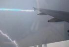飛行中のブリティッシュ・エアウェイズ機に落雷、乗客が撮影する