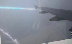 飛行中のブリティッシュ・エアウェイズ機に落雷、乗客が撮影する