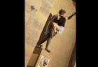 イタリアのバッカス像に、不謹慎なポーズで絡んだ女性観光客に非難殺到