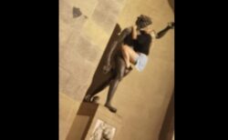 イタリアのバッカス像に、不謹慎なポーズで絡んだ女性観光客に非難殺到