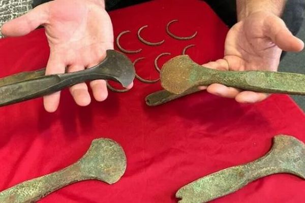 3600年前の貴重な宝飾品や武器、チェコの畑から出土