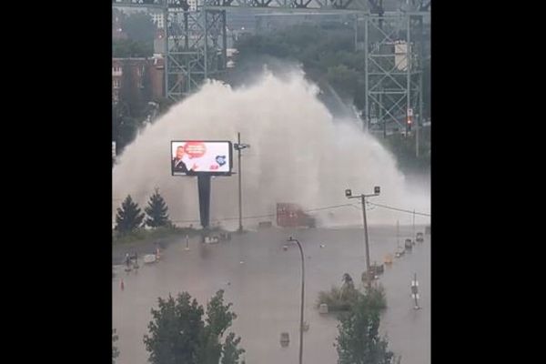 カナダで巨大な水道管が破裂、激しく水が噴き上がる【動画】