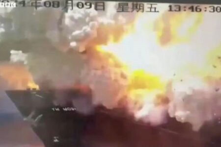 中国の港で、化学物質を積んだコンテナ船が大爆発、衝撃波も発生【動画】