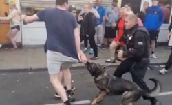 英警官をなじった暴徒、警察犬にズボンを噛まれ、引きずり下ろされる