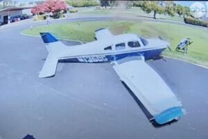 ゴルフコースに小型機が墜落、人が巻き込まれそうになる映像が恐ろしい【動画】