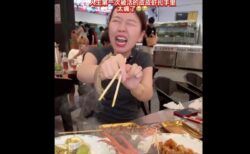 鍋料理店の女性客、生きたシャコを食べようとし、逆に食いつかれる惨事に