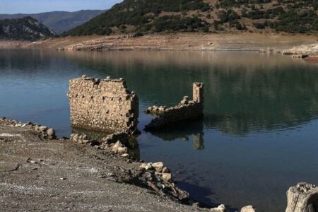 ギリシャで干ばつにより貯水池の水位が低下、沈んでいた村の廃墟が出現