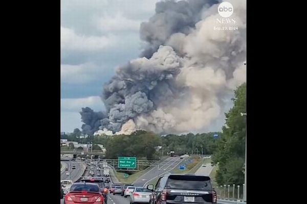 米の化学工場で火災が発生、有害な物質を含んだ煙が立ち昇る