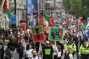 ロンドンで親パレスチナの大規模なデモ、2万5000人が参加