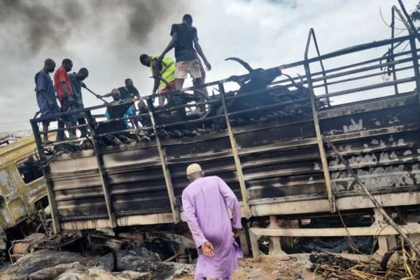 ナイジェリアで燃料輸送車がトラックと衝突、爆発し48人が死亡