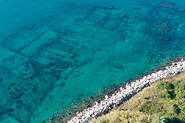 イタリアで海底に沈んだ神殿を発見、2000年前に建てられた可能性