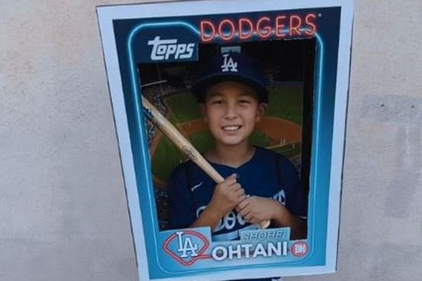 9歳の少年が大谷選手の野球カードに変身、そのコスチュームが可愛い