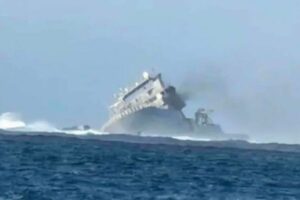 ニュージーランド海軍の艦船が、サモア沖で座礁して沈没