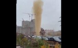 ロシア郊外でパイプが破裂、汚れた水が大量に噴き出す【動画】