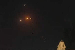 どんどん増えるイランのミサイル、生中継していたCNNの記者も思わず避難【動画】