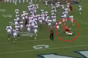 入場の最中、バク転をしていたチアリーダーが、アメフトの選手と激突【動画】