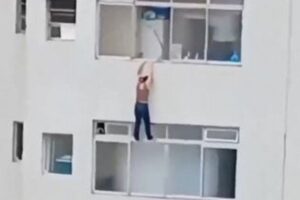 高層マンションの窓に女性！必死でしがみつき、助けを求める【動画】