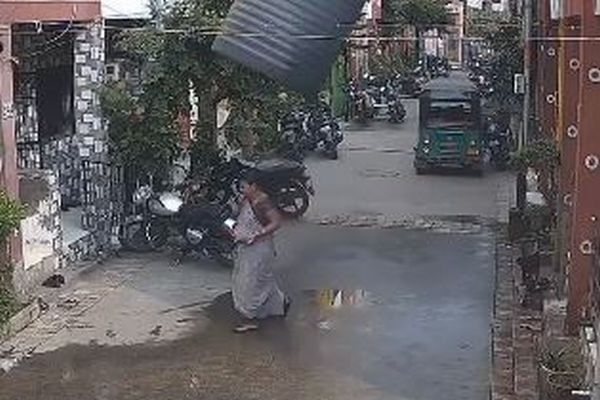 インドの町で水のタンクが落下、女性が穴にすっぽりはまり、奇跡的に助かる【動画】