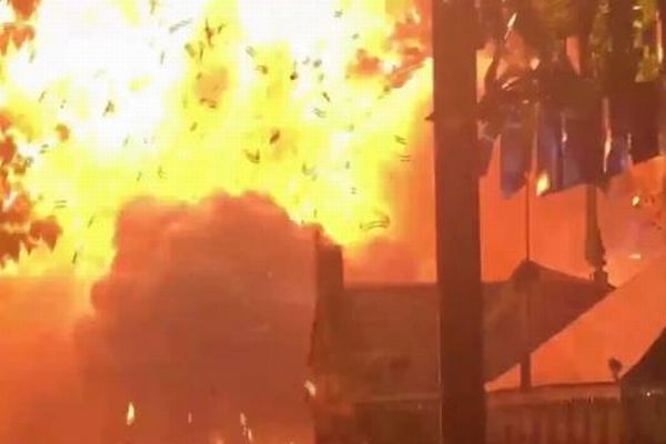 インド南部で祭りの最中、花火の保管庫に引火し大爆発【動画】