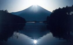 富士山にまだ雪がない！130年前の観測開始以来、初冠雪が最も遅い記録を更新