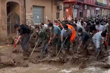 スペインの洪水で、皆が協力して通りから水を押し出す【動画】