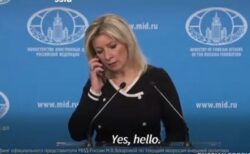 ロシアの報道官が会見中、携帯電話で弾道ミサイルについて話すなと命じられる【動画】