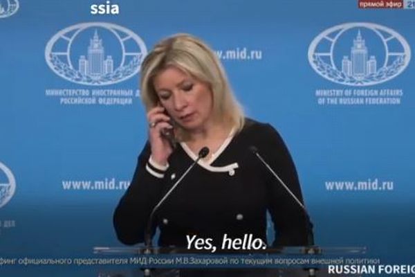 ロシアの報道官が会見中、携帯電話で弾道ミサイルについて話すなと命じられる【動画】