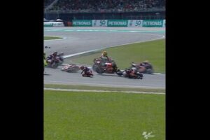 MotoGPのマレーシア戦で大規模なクラッシュ、多くのバイクが巻き込まれる
