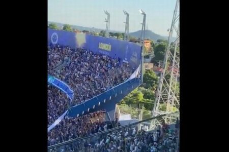 サッカーファンがジャンプし観客席が激しく振動、南米のスタジアムが怖すぎる【動画】