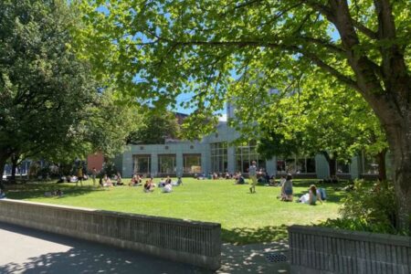 NZの大学で集団食中毒か？100人以上の学生が下痢と嘔吐に苦しむ