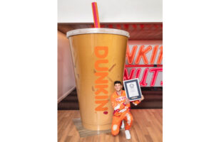 高さ3mのカップに入ったアイスカフェラテがギネス世界記録に