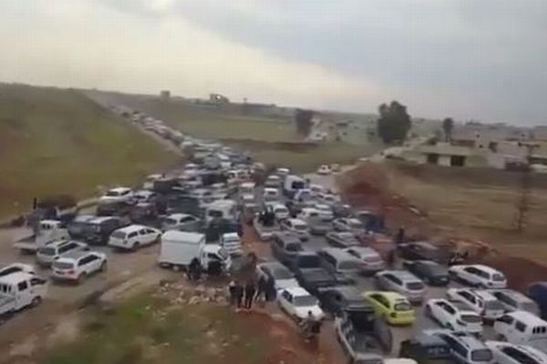 シリア難民が母国への帰還を開始、道路が大渋滞に！【動画】