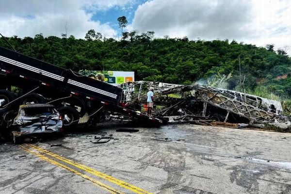 ブラジルのハイウェイでバスがトラックに衝突、38人が死亡