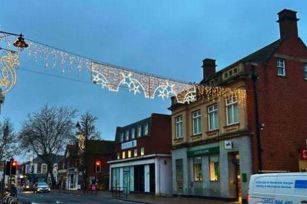 英の町に飾られたクリスマス・ライト、下着のパンツのようだと住民らが嘲笑