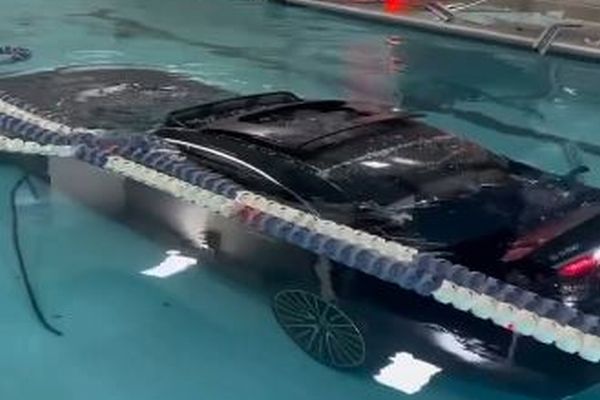 フィットネス・ジムに突っ込んだ車、プールにも入り水没【動画】