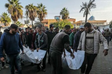 イスラエル軍が、ガザ南部で小麦粉を買う人々の列に空爆、多数が死傷