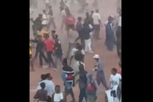 サッカースタジアムで大規模な乱闘が勃発、パニックになり56人が死亡【ギニア】