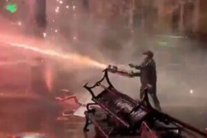 ジョージアの首都で4夜連続の激しいデモ、EU加盟凍結に抗議