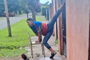 門の先端が泥棒の足首を貫通、哀れなポーズのまま逮捕される【アルゼンチン】