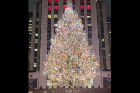 NY・ロックフェラーセンターのクリスマスツリーが点灯、5万個の光が輝く