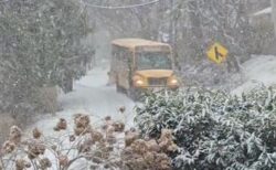 雪が積もった坂道を、スクール・バスが巧みに切り抜ける【動画】