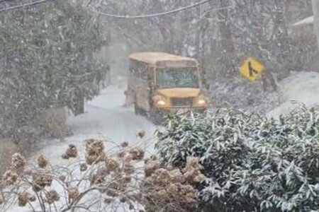 雪が積もった坂道を、スクール・バスが巧みに切り抜ける【動画】