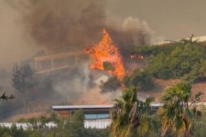 カリフォルニア南部の山林火災、多くの有名人の家も被害に