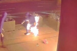 因果応報…放火犯が自分のズボンに火をつけてしまう【動画】