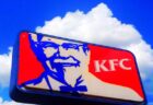 世界で最も長くKFCで働く74才、これまでの47年間で600万本のドラムを提供