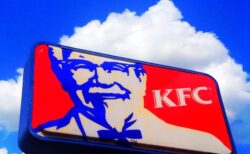 世界で最も長くKFCで働く74才、これまでの47年間で600万本のドラムを提供