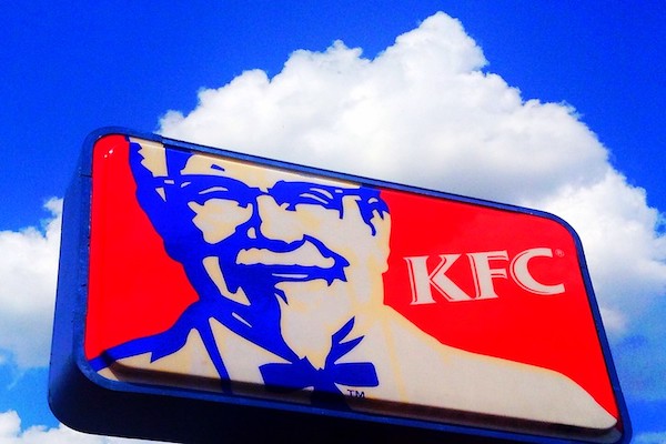 世界で最も長くKFCで働く74才、これまでの47年間で600万本のドラムを提供